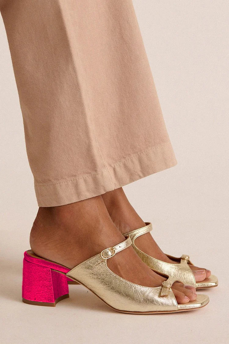 Goldene Slingback-Pumps mit Blockabsatz und Cut-Outs