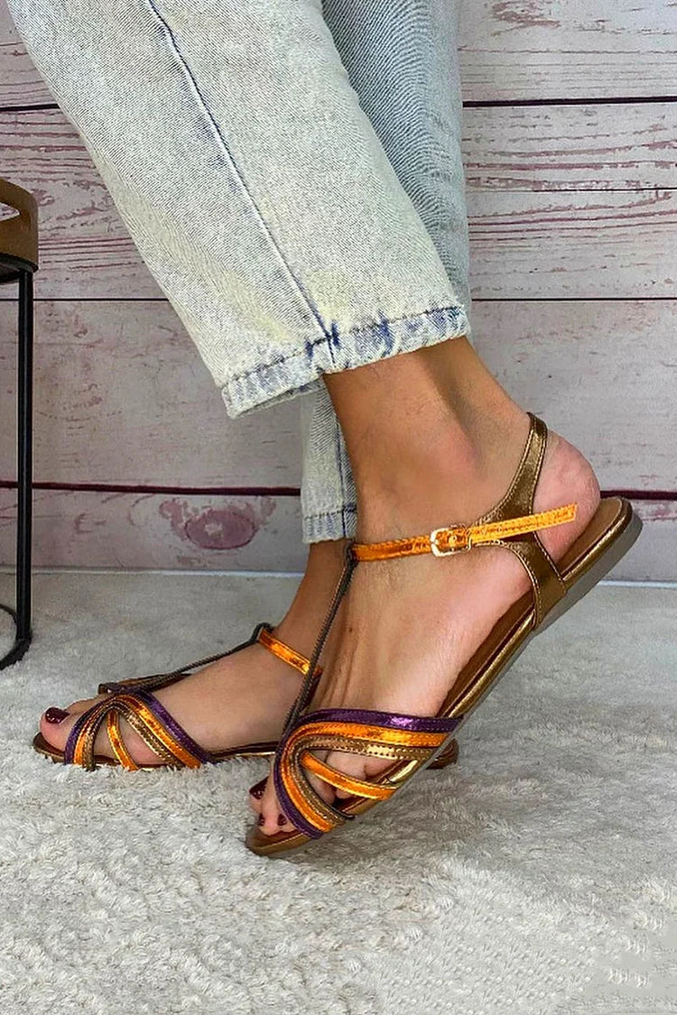Mehrfarbige Peeptoe-Sandalen mit goldener Schnalle und T-Riemen