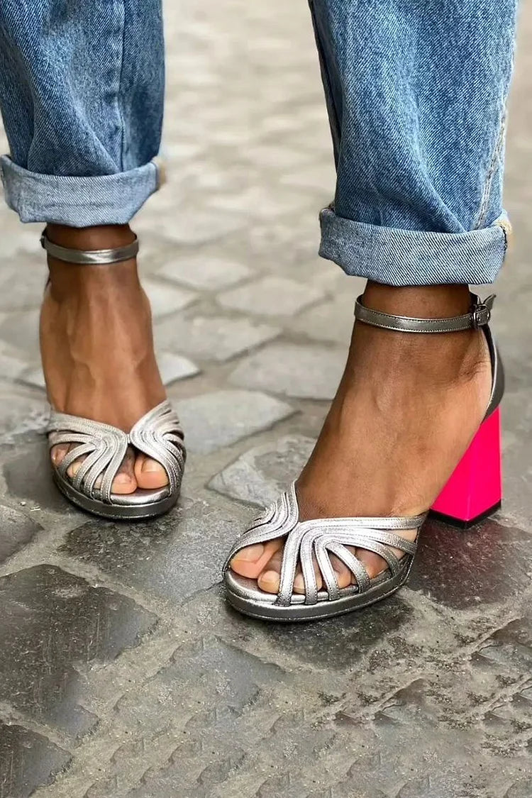 Elegante, glänzende Peeptoe-Pumps mit breitem Absatz, Knöchelriemen und Schnalle in Blockfarben