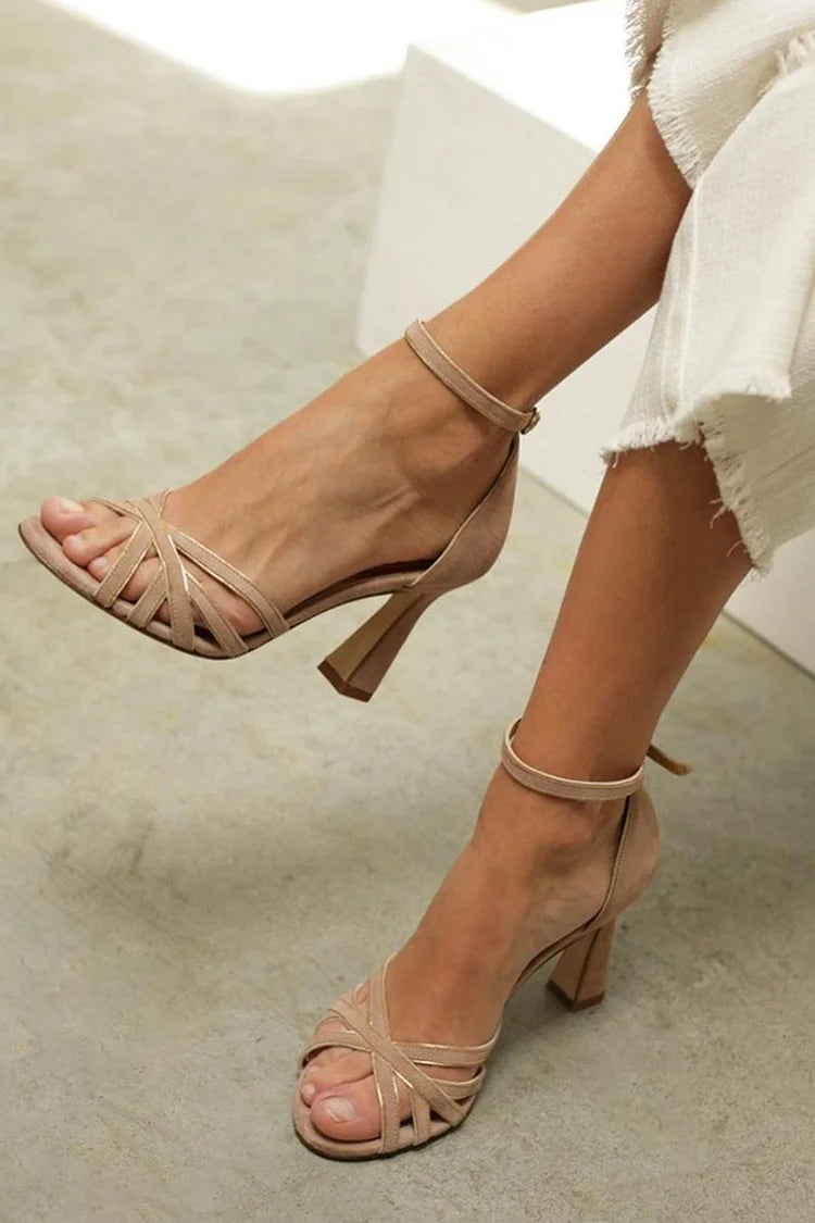 Braune Patchwork Peep-Toe-Pumps mit Nadelabsatz, Knöchelriemen und Schnalle