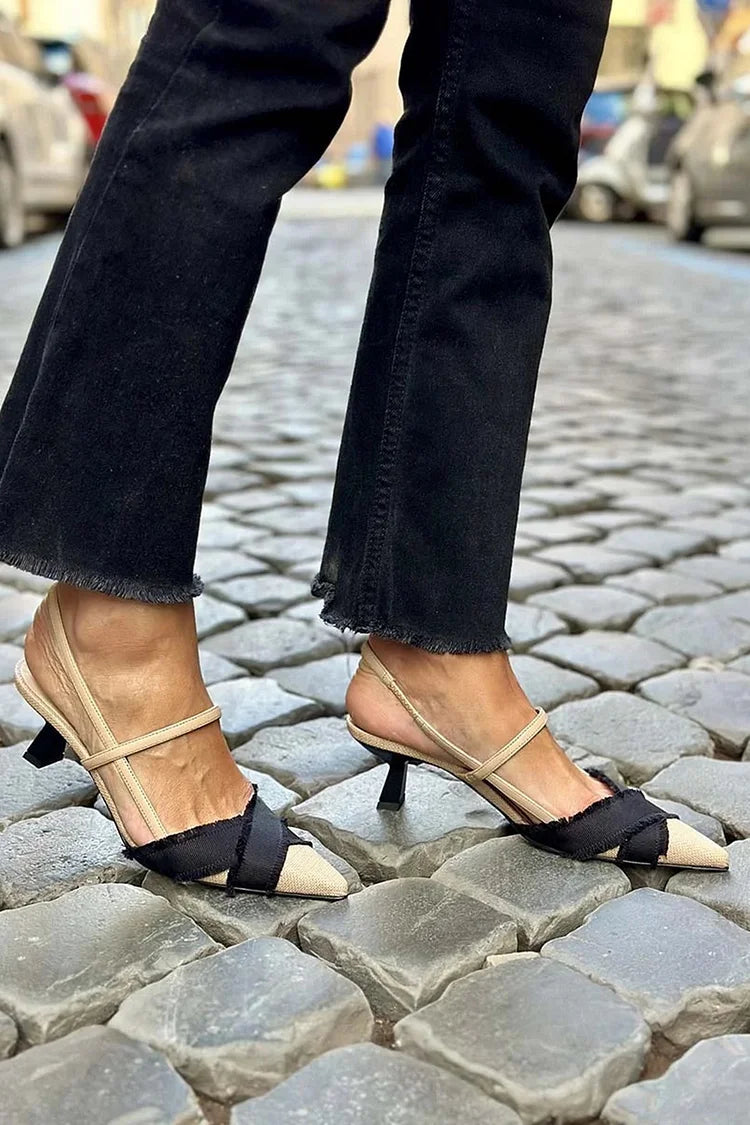 Beige Slingback-Pumps mit spitzem Zehenbereich und markanten Kanten