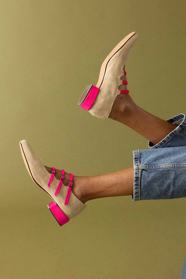 "Beige Blockabsatzschuhe mit mehreren Riemen und Schnallen" could be rewritten as "Beige Block-Heels mit vielseitigen Riemen und Schnallen".