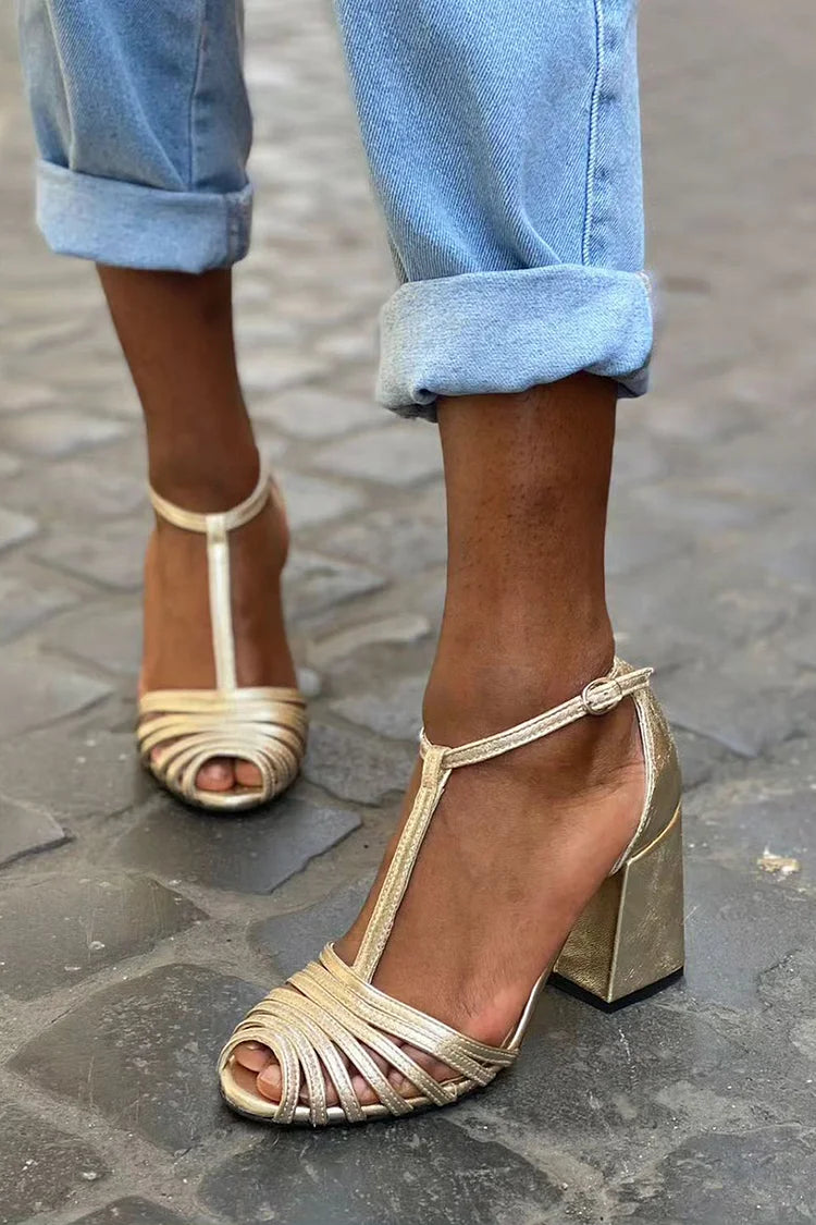 Peep-Toe-Pumps mit breitem Absatz und T-förmigem Riemen