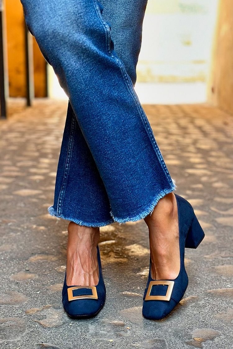 Blaues Patchwork-Pump-Modell mit breitem Absatz und quadratischer Spitze