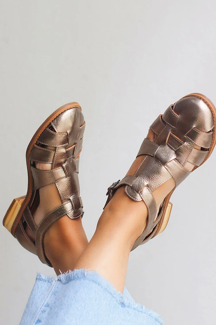 Champagnerfarbene, geflochtene Ballerinas mit metallischem Glanz und runder Spitze