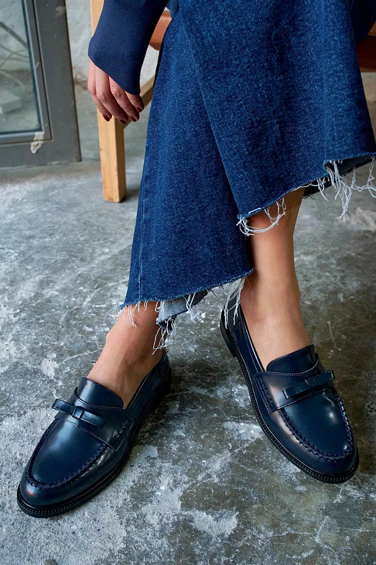 Marineblaue Patchwork-Mokassins mit runder Spitze und Schleife