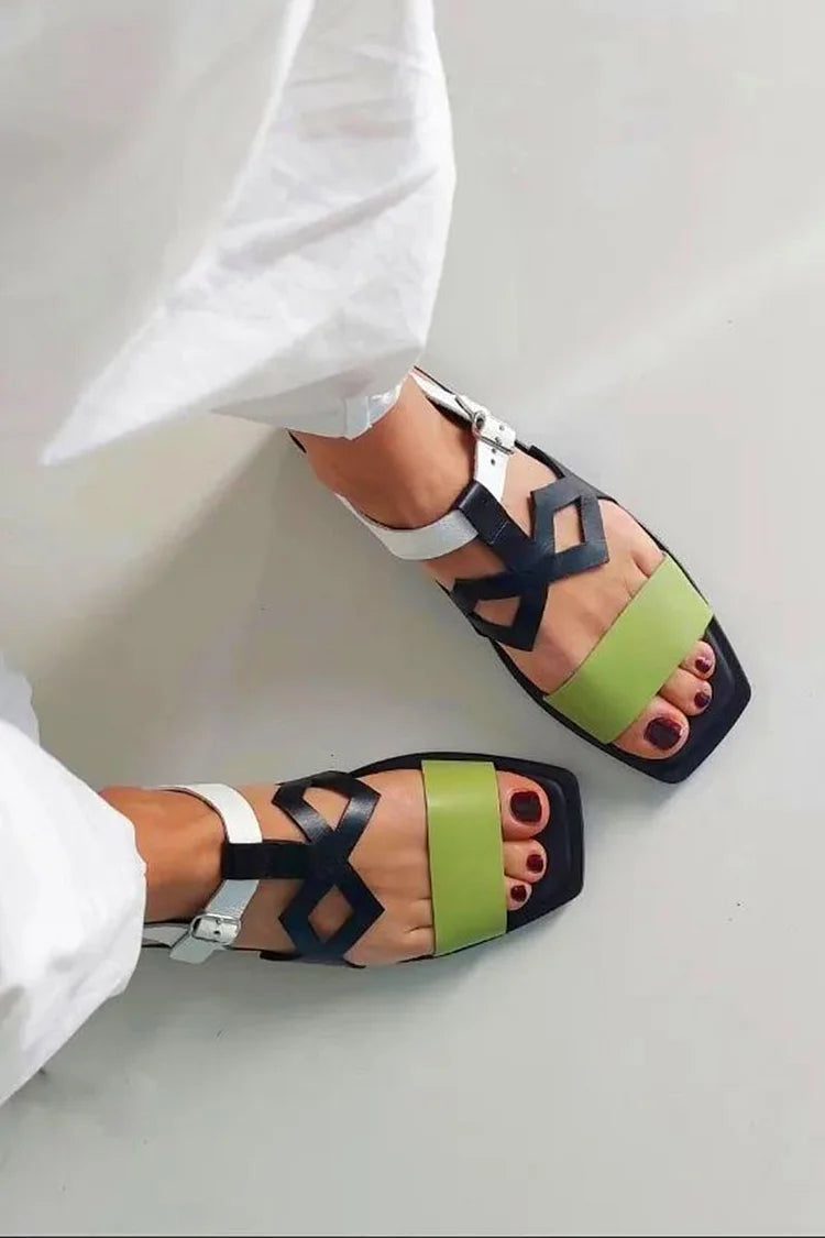 Farbblockierte Cut-out Sandalen in Schwarz mit quadratischer Spitze