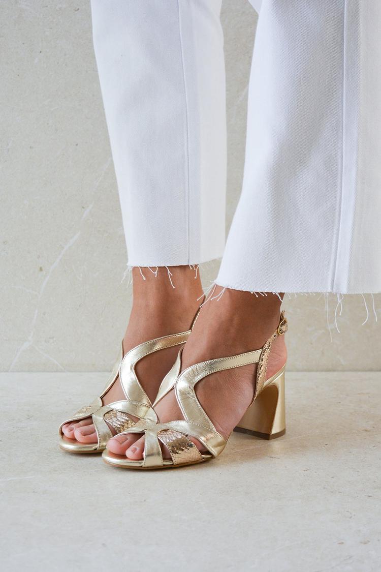 Stylische Pumps mit breitem Absatz, Cut-Outs, Peep-Toe und asymmetrischem Design
