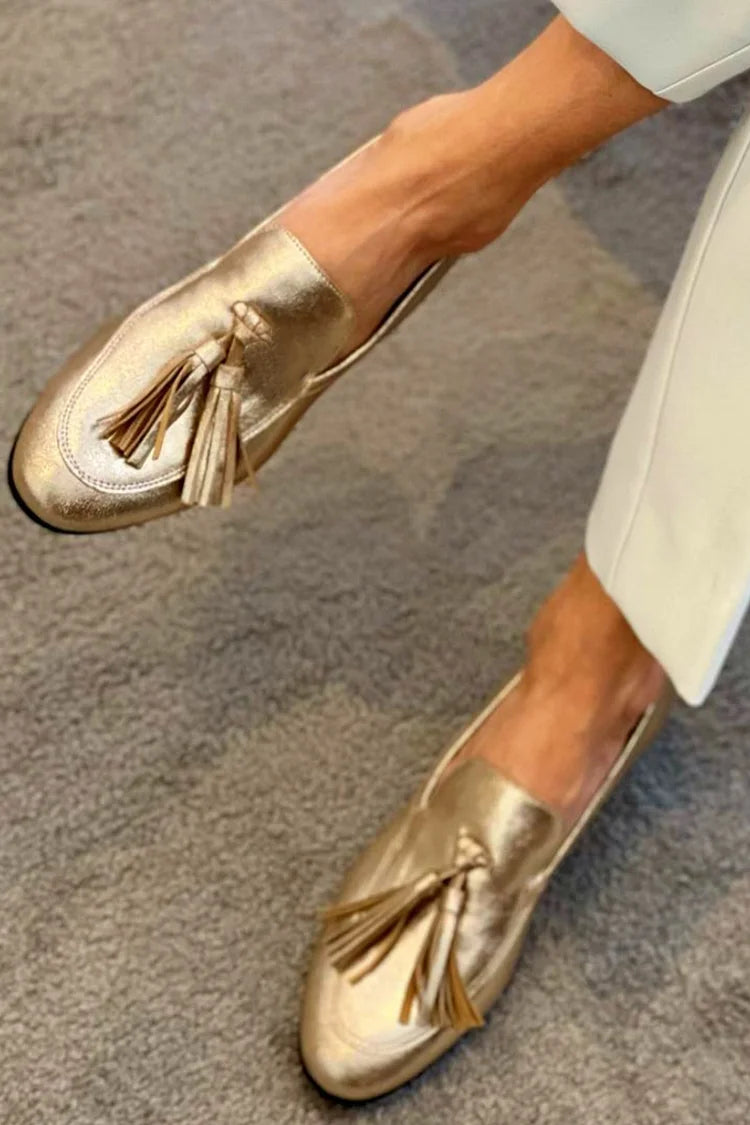 Goldene Mokassins mit metallischem Glanz und sichtbaren Nähten