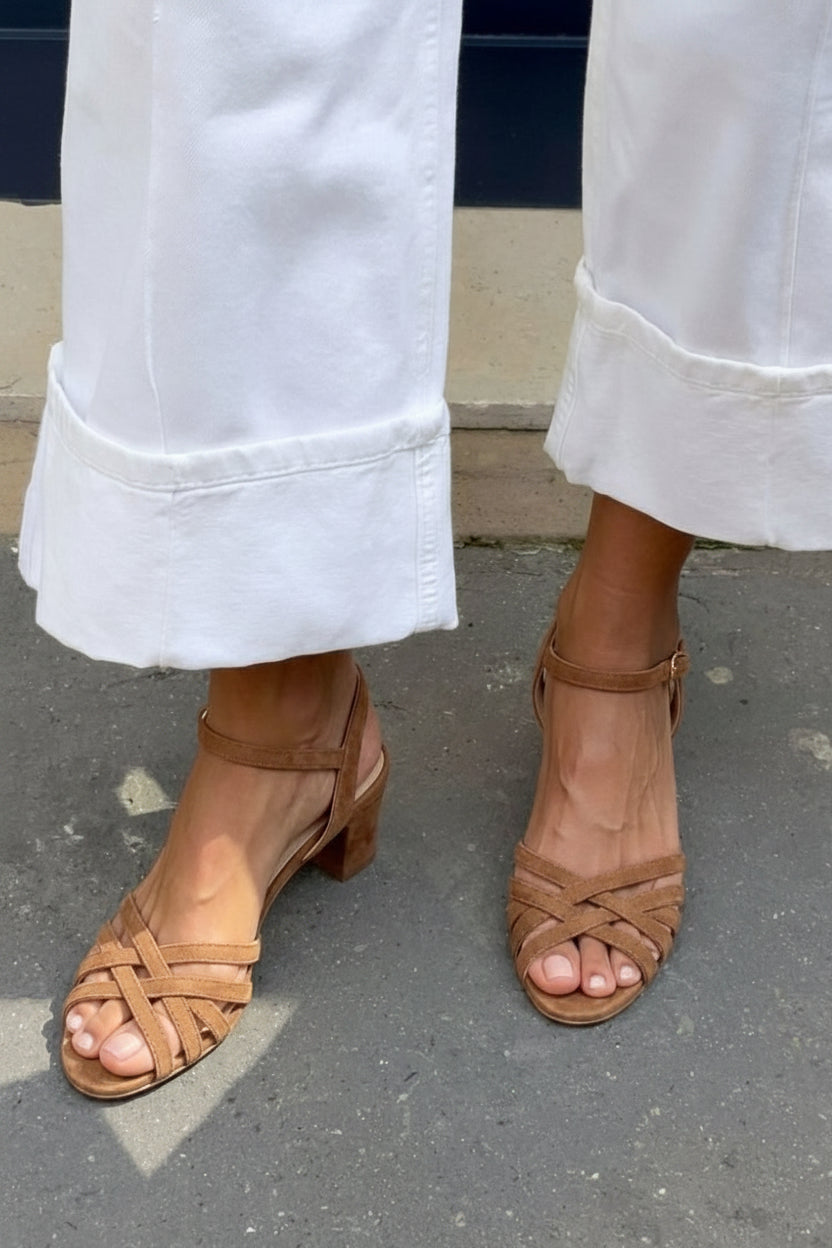 Wildleder-Camel-Sandalen mit Knöchelriemen und überkreuzten Trägern
