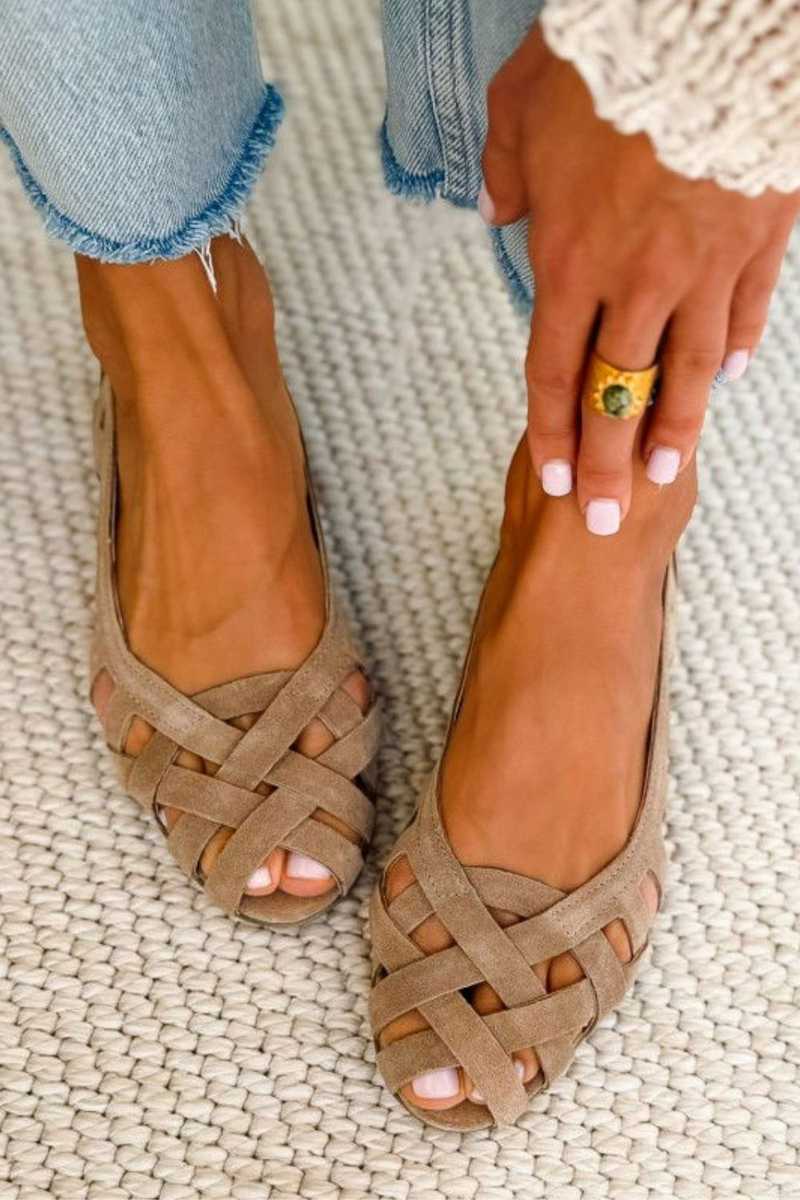 Komfortable, geflochtene Sandalen mit offenem Zehenbereich und niedrigem Absatz sowie überkreuzten Riemen