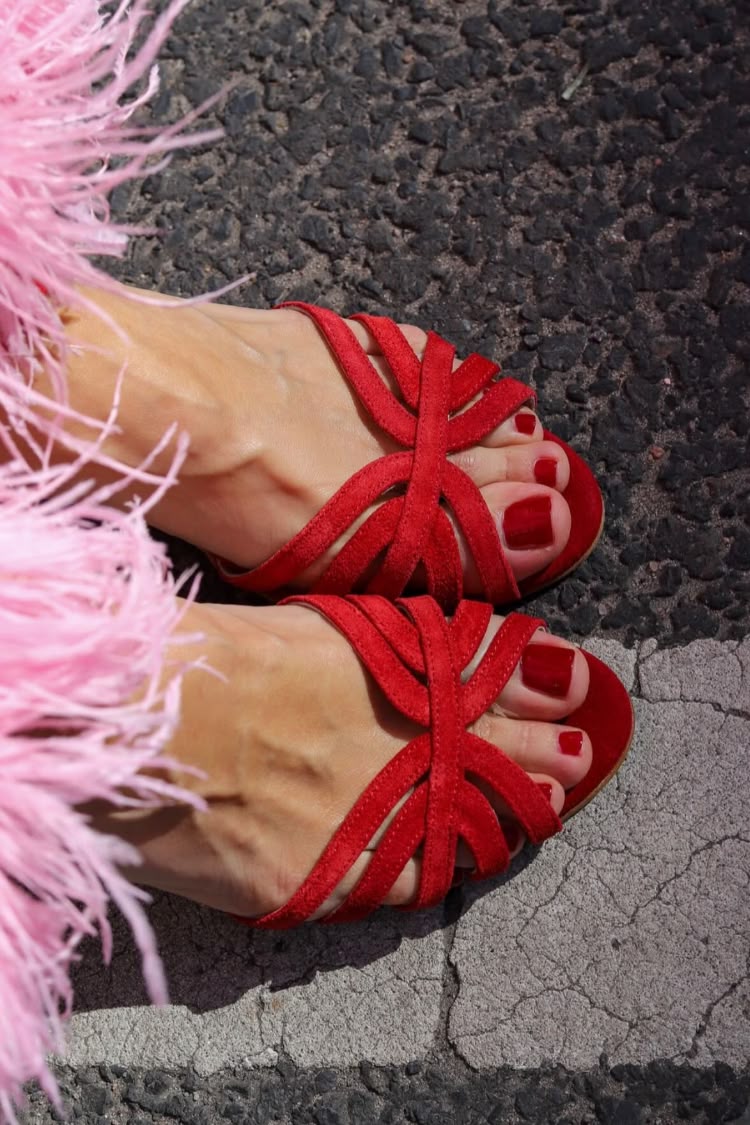 Rote Wildleder-Sandalen mit offenen Zehen und überkreuzten Riemen