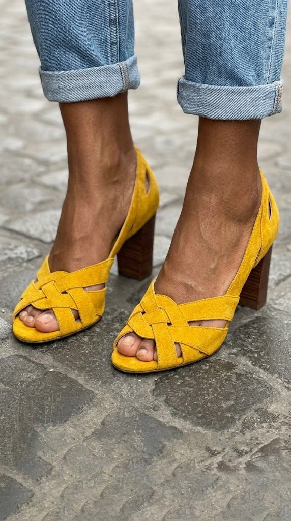 Senfgelbe Wildleder-Peeptoe-High Heels mit Cut-Outs und Blockabsatz
