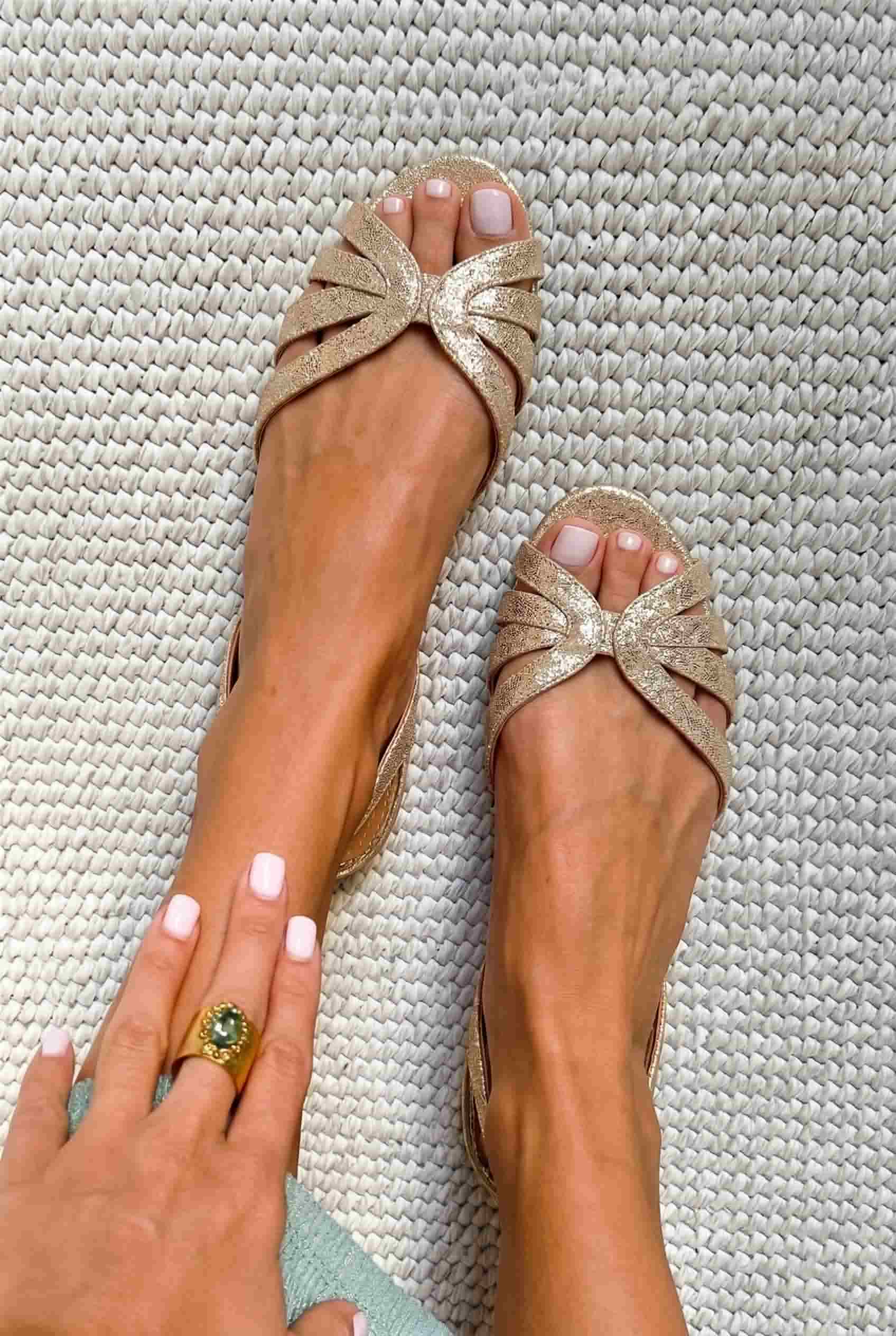 Goldene Slingback-Sandalen mit niedrigem Absatz und offener Spitze – metallisch glänzend mit Riemen