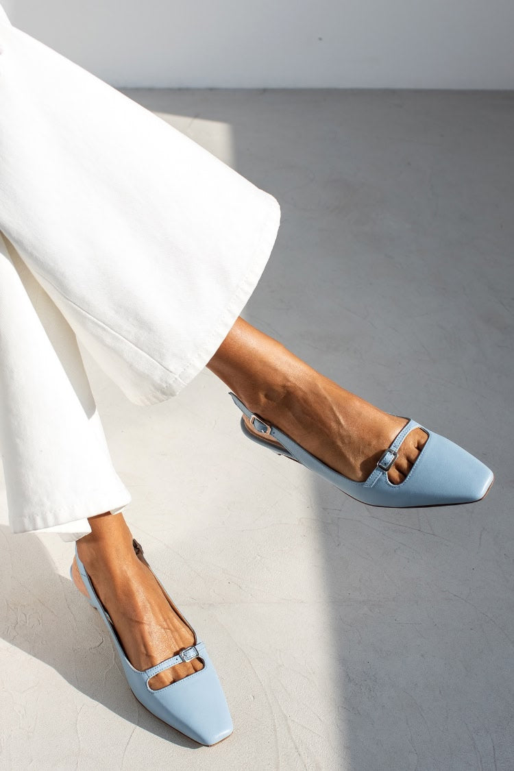 Himmelblaue Slingback-Ballerinas mit Cut-Outs und quadratischer Leder-Spitze