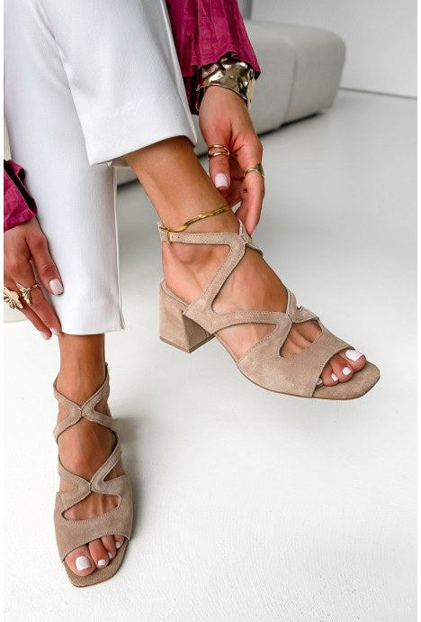 Beige Wildleder-Pumps mit Blockabsatz, quadratischer Spitze und Knöchelriemen