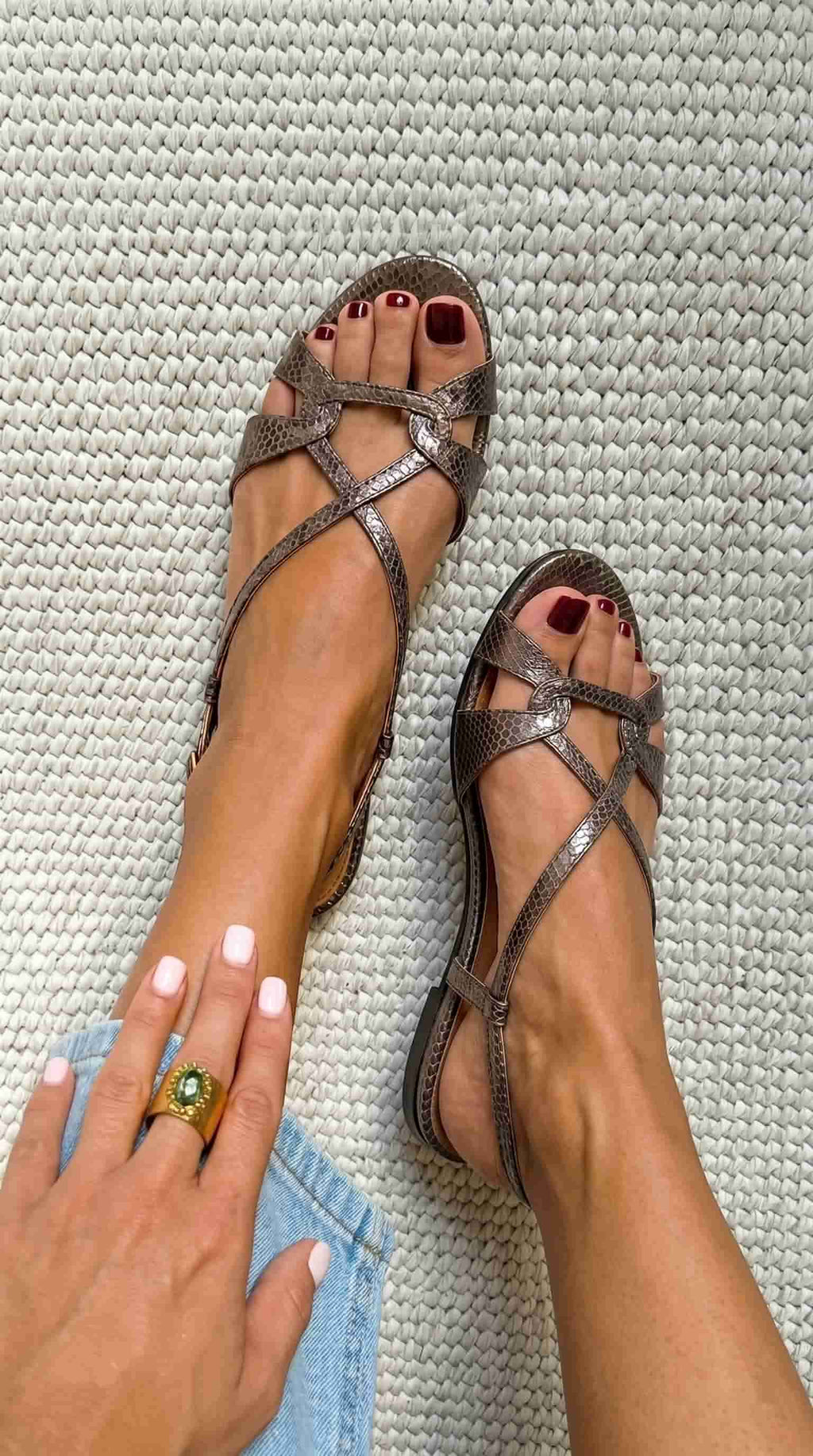 Bronzefarbene Slingback-Sandalen mit Schlangenleder-Optik und offenem Zehenbereich