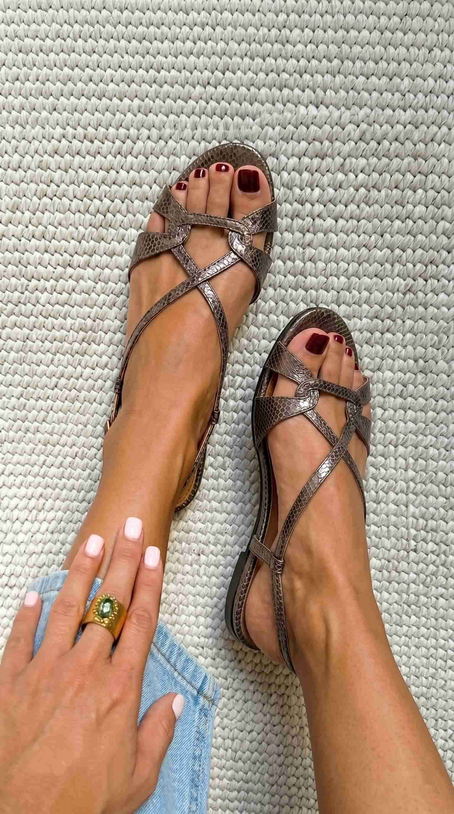 Bronzefarbene Slingback-Sandalen mit Schlangenleder-Optik und offenem Zehenbereich