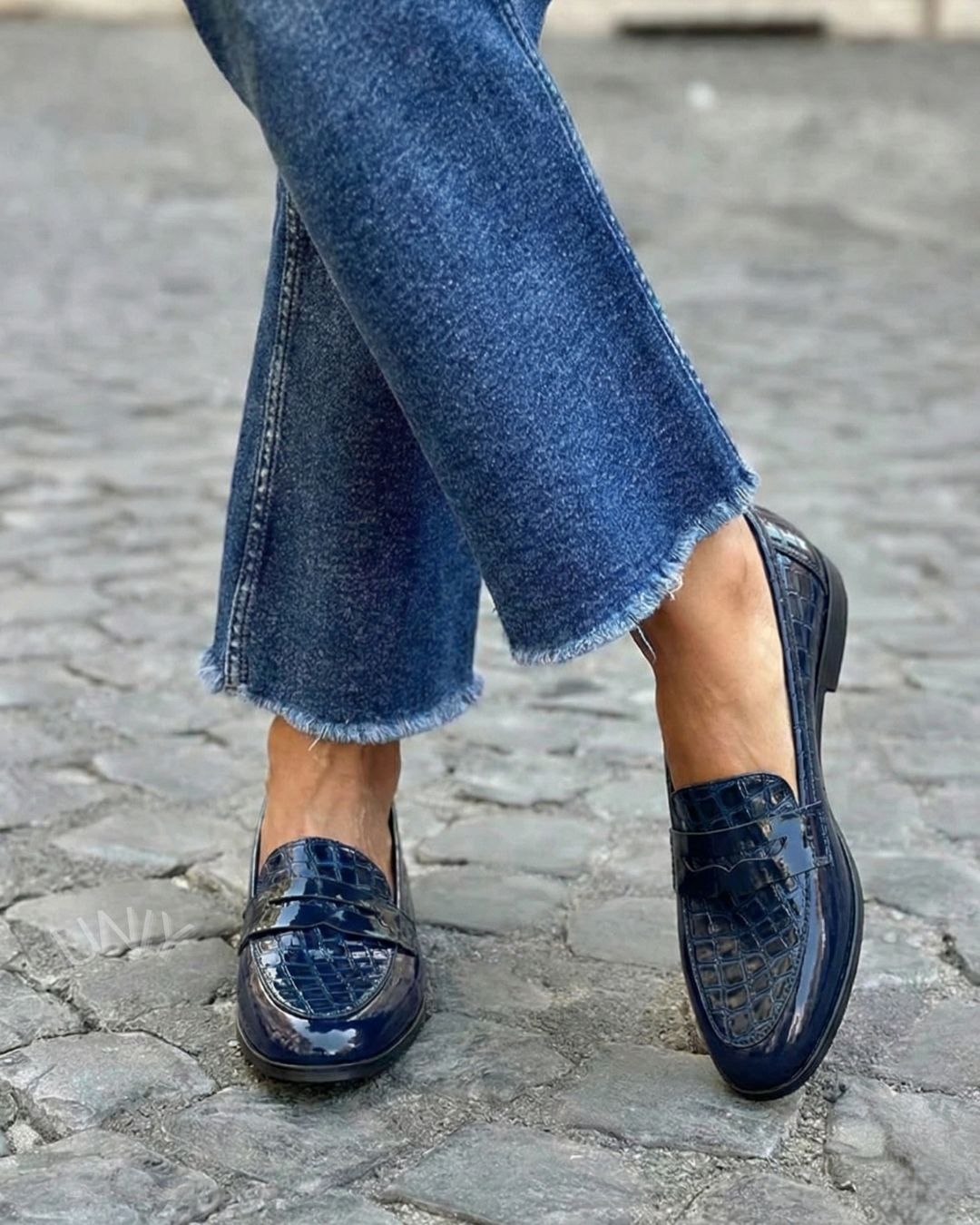 Stilvolle marineblaue Lack-Penny-Mokassins mit Krokodilprägung