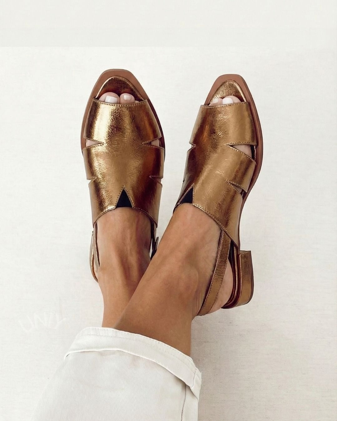 Goldene Slingback Sandalen mit Cut-Out und offenem Zehenbereich in metallic glänzendem Finish