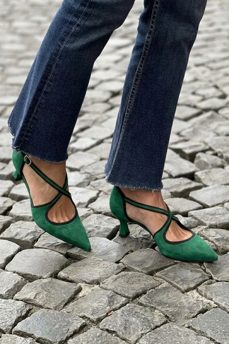 Kaki Pumps mit niedrigem Absatz, spitzem Vorderteil, einfarbiger Schnalle und gekreuzten Riemen