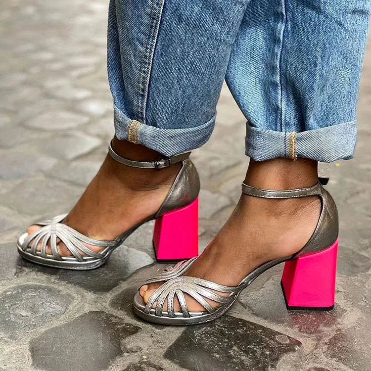 Elegante, glänzende Peeptoe-Pumps mit breitem Absatz, Knöchelriemen und Schnalle in Blockfarben
