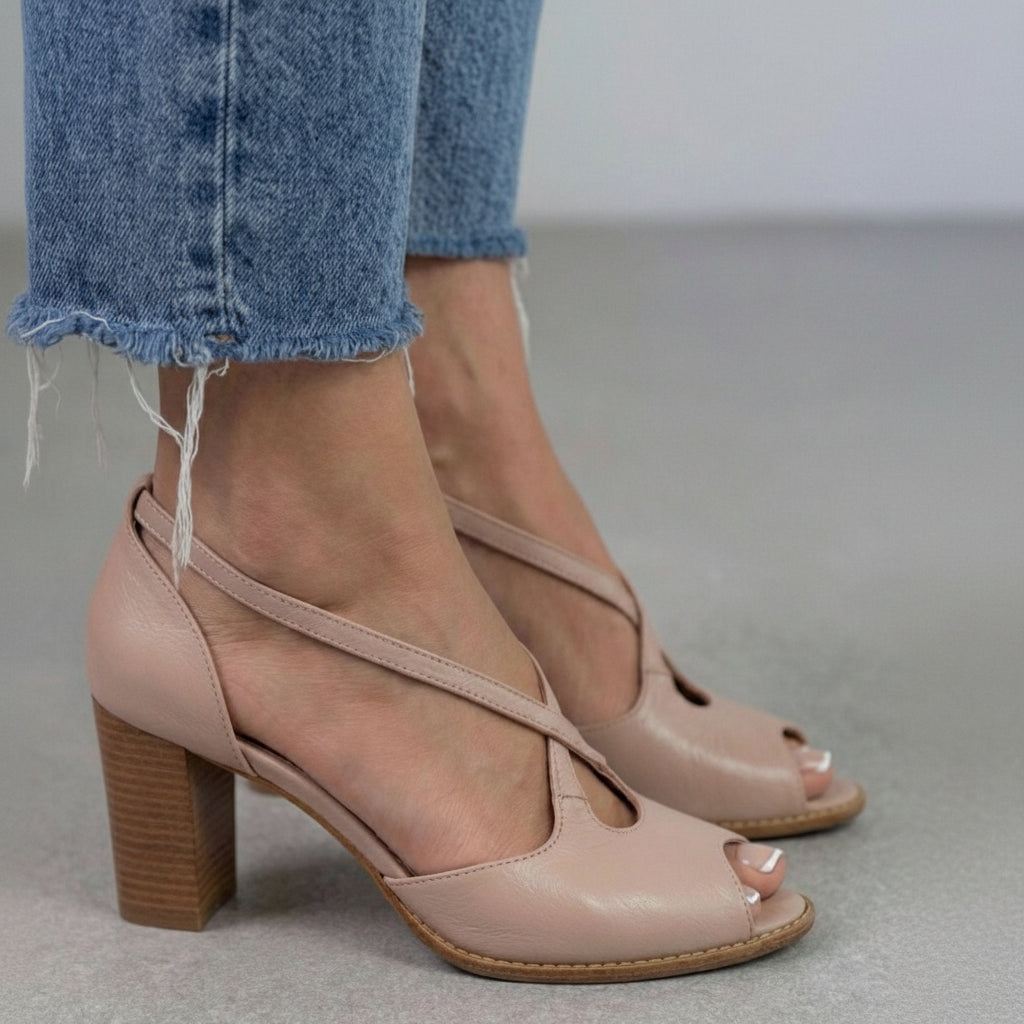 Elegante Puderrosa und Rosa Sandalen mit offenen Zehen, gekreuzten Riemen und Blockabsatz