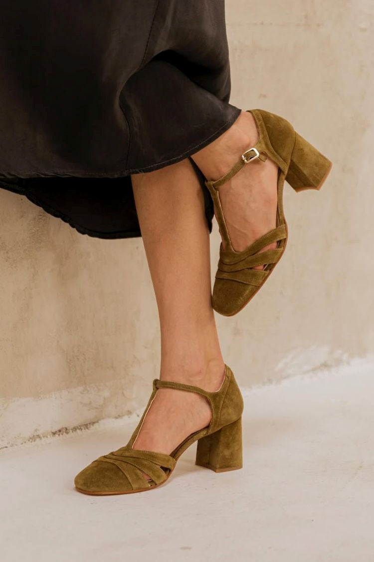 Velours-Pumps mit breitem Cut-out, Schnalle und T-Riemen-Design