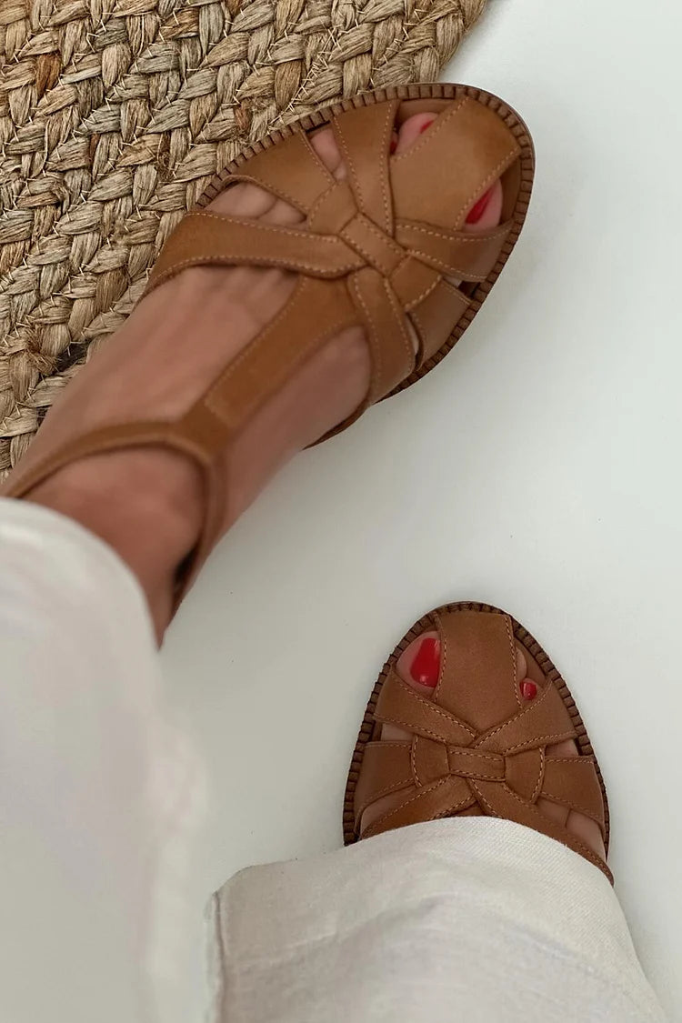 Braune Pumps mit breitem Cut-Out, geflochtenem Design, Schnalle und T-Riemen