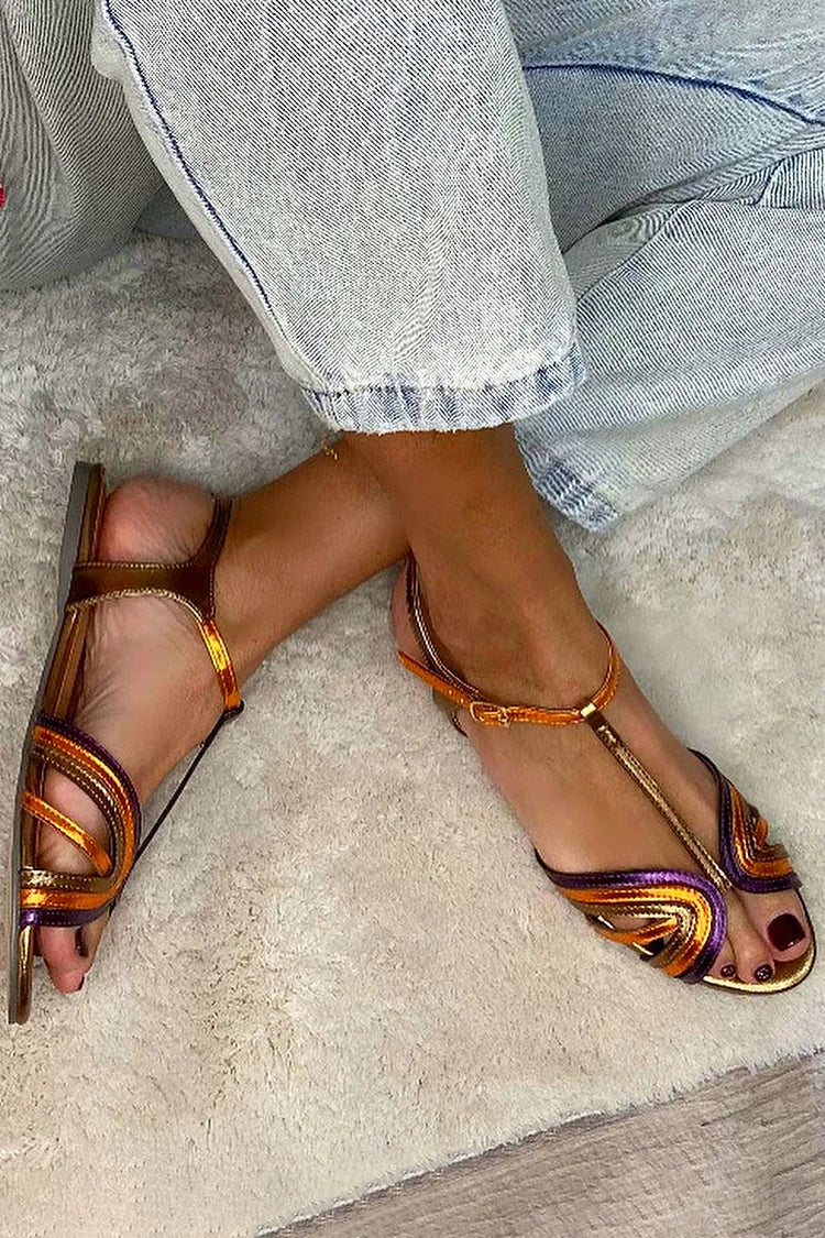 Mehrfarbige Peeptoe-Sandalen mit goldener Schnalle und T-Riemen