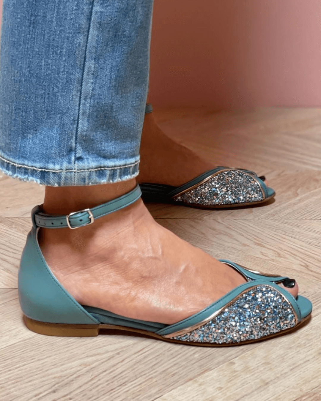 Funkelnde Patchwork-Peeptoe-Sandalen mit Knöchelriemen und Schnallenverschluss
