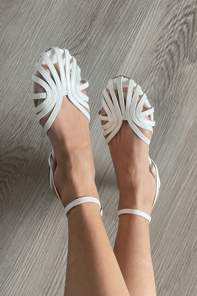 Einfarbige Ballerinas mit runder Spitze und Cut-Outs sowie Knöchelriemen