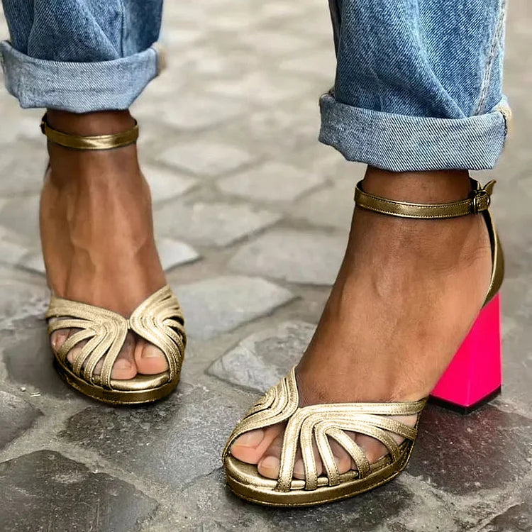 Sandalen mit breitem Absatz, Cut-Out-Design, Peep-Toe und Knöchelriemen