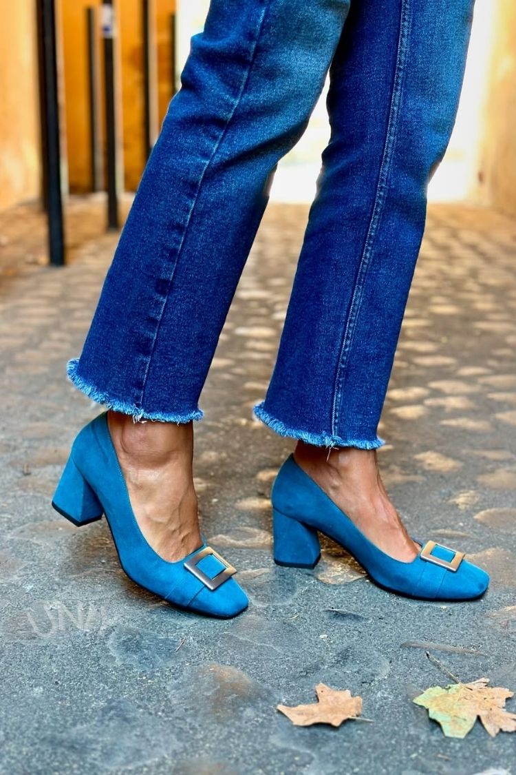 Blaues Patchwork-Pump-Modell mit breitem Absatz und quadratischer Spitze