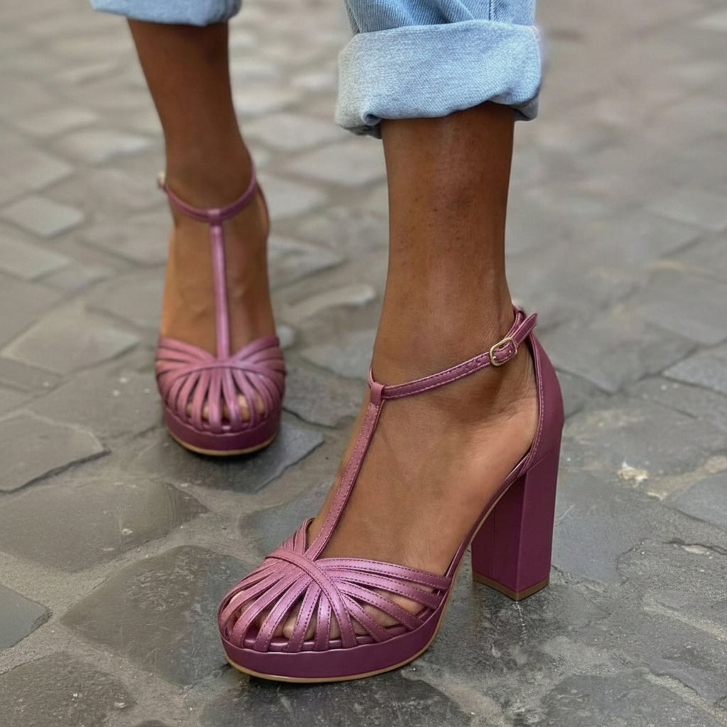 Violette Sandalen mit runder Spitze, T-Riemen, Plateau und breitem Blockabsatz" 

Rewritten: "Violette Sandalen mit runder Zehenpartie, T-Riemen, Plateau und stabilen Blockabsatz