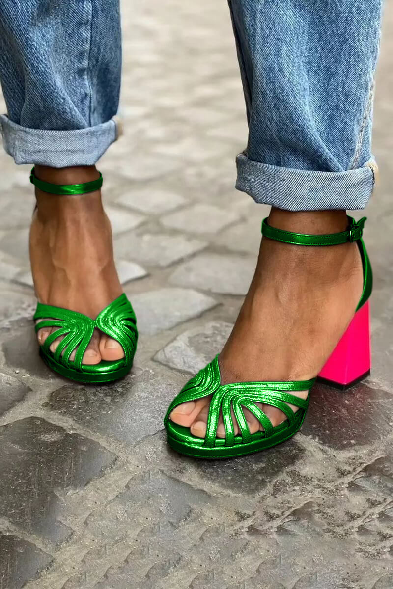 Elegante, glänzende Peeptoe-Pumps mit breitem Absatz, Knöchelriemen und Schnalle in Blockfarben