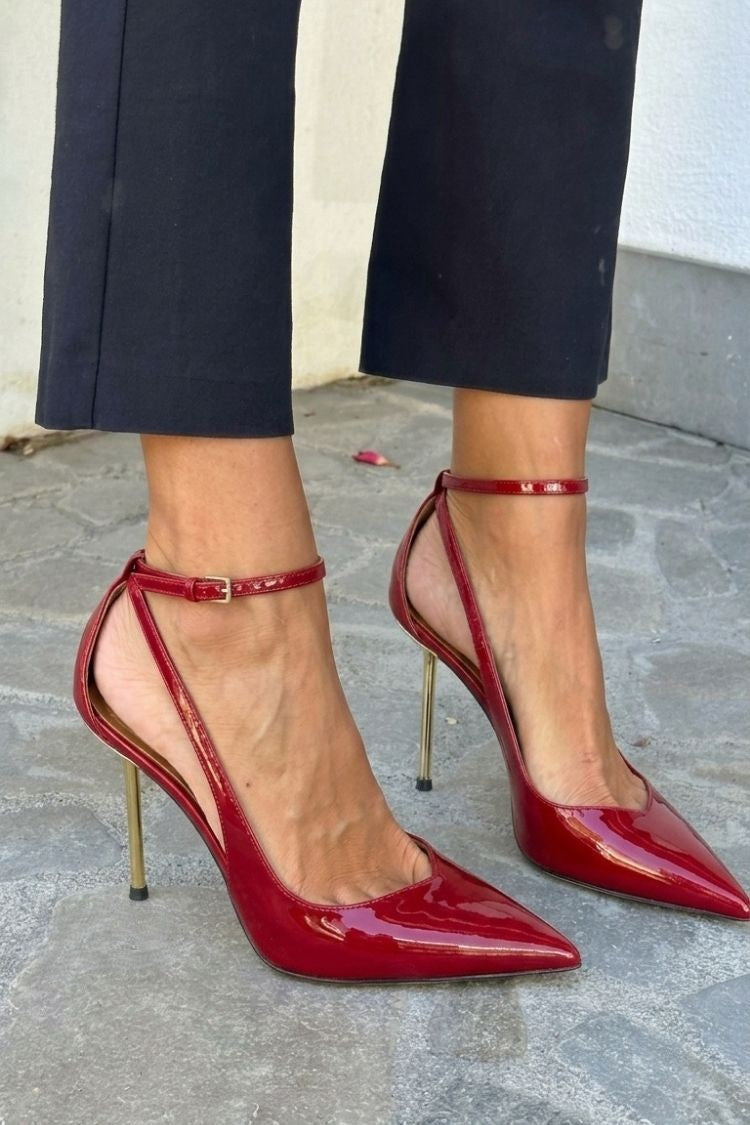 Schwarze Lackpumps mit Knöchelriemen