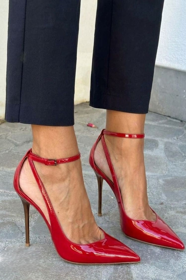 Schwarze Lackpumps mit Knöchelriemen