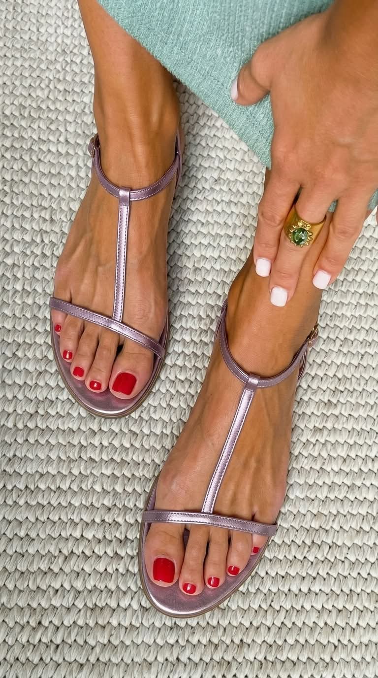 Chaussures d'été métallisées à talon plat et bride en T