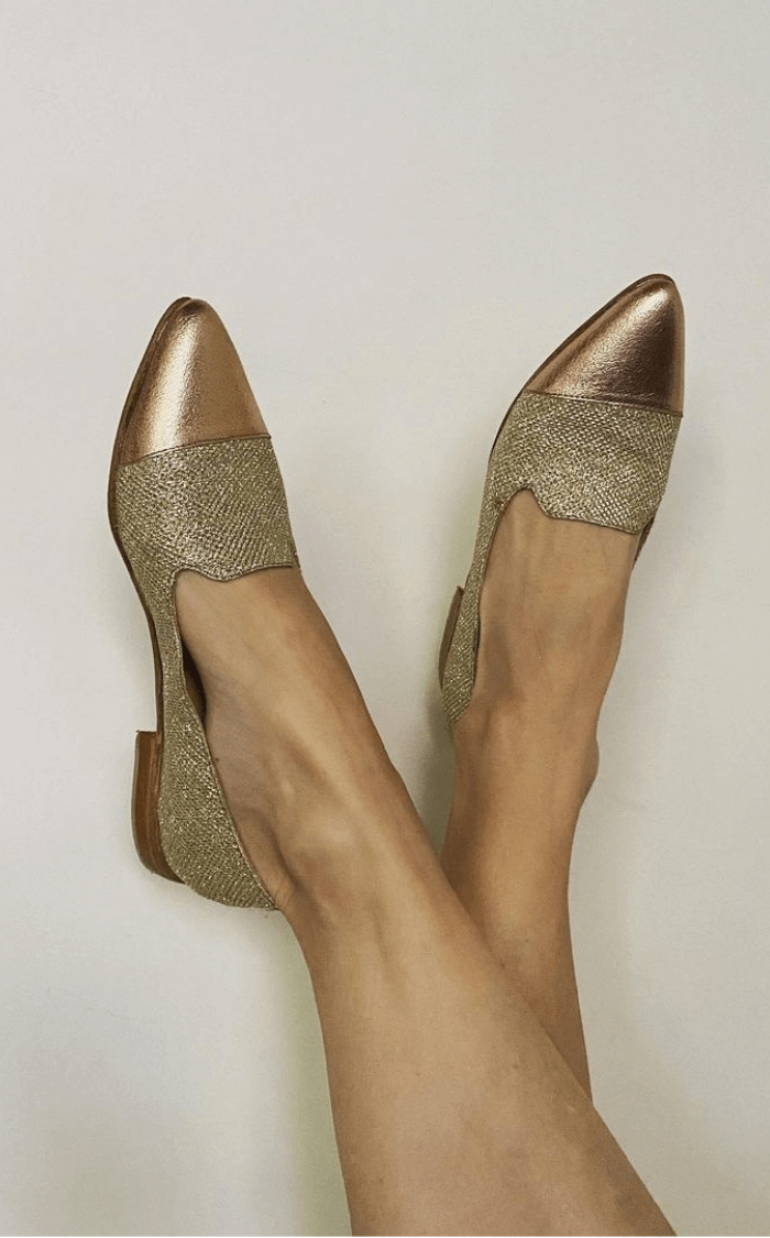 Glänzende, spitz zulaufende Mokassins in Metallic-Gold