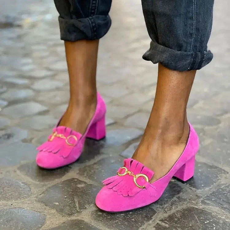 Matte Pumps mit breitem Absatz, runder Spitze, Schnalle und Fransen-Details