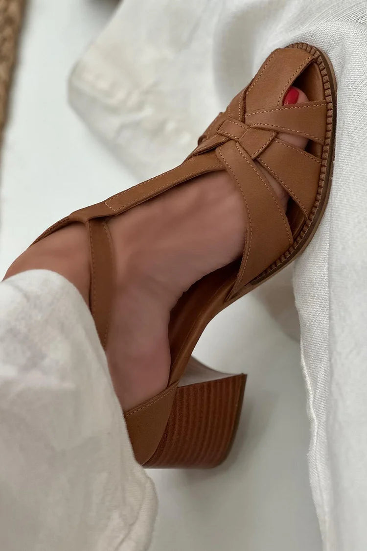 Braune Pumps mit breitem Cut-Out, geflochtenem Design, Schnalle und T-Riemen