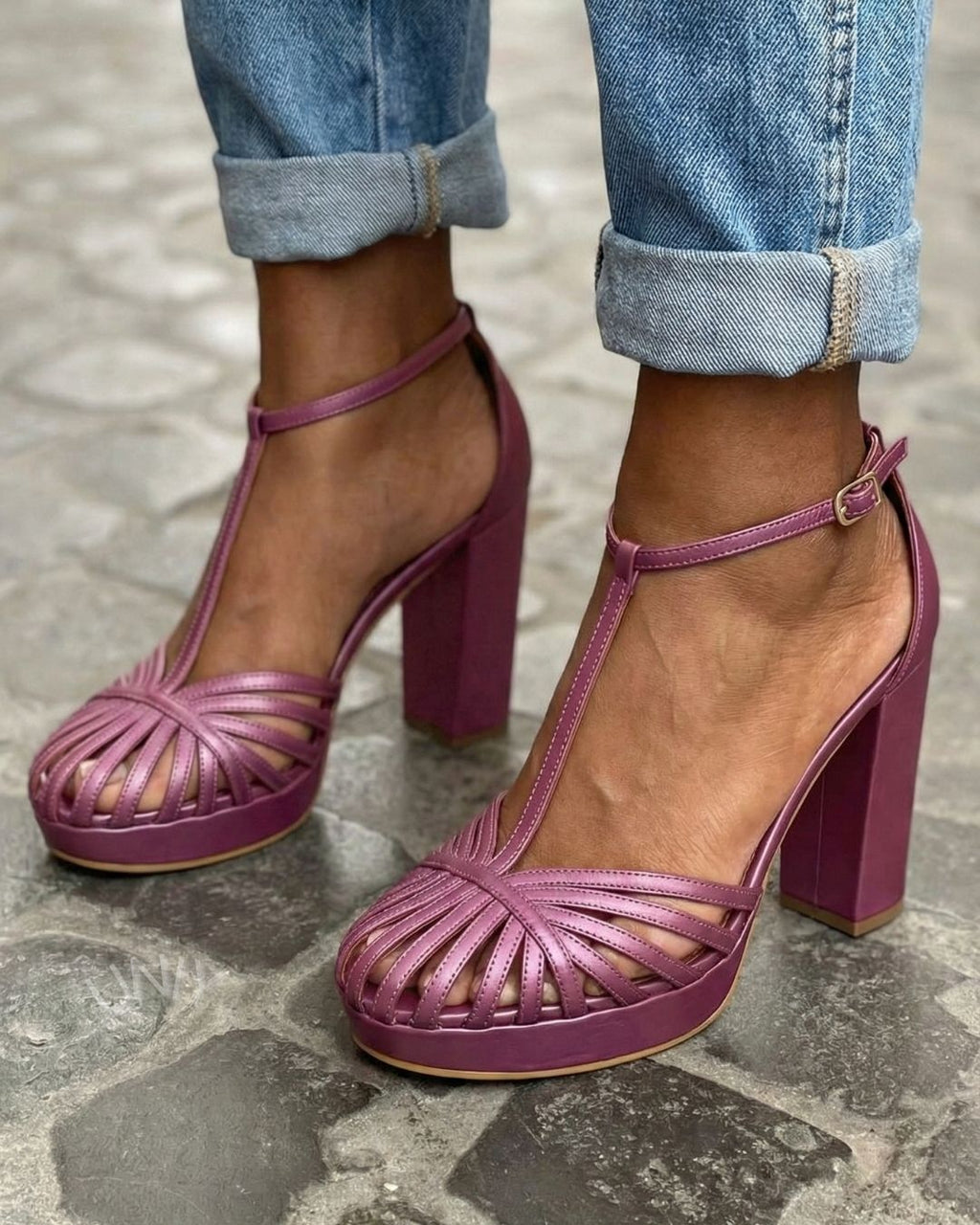 Violette Sandalen mit runder Spitze, T-Riemen, Plateau und breitem Blockabsatz" 

Rewritten: "Violette Sandalen mit runder Zehenpartie, T-Riemen, Plateau und stabilen Blockabsatz