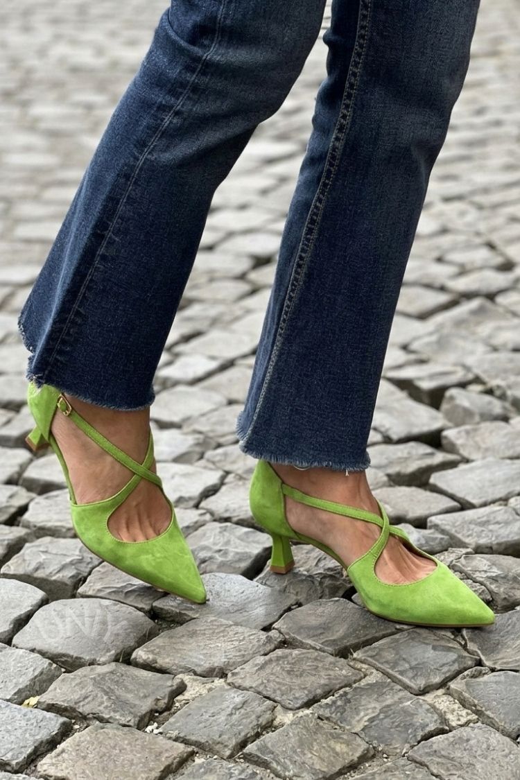 Kaki Pumps mit niedrigem Absatz, spitzem Vorderteil, einfarbiger Schnalle und gekreuzten Riemen