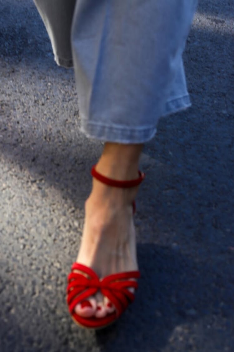 Rote Wildleder-Sandalen mit offenen Zehen und überkreuzten Riemen