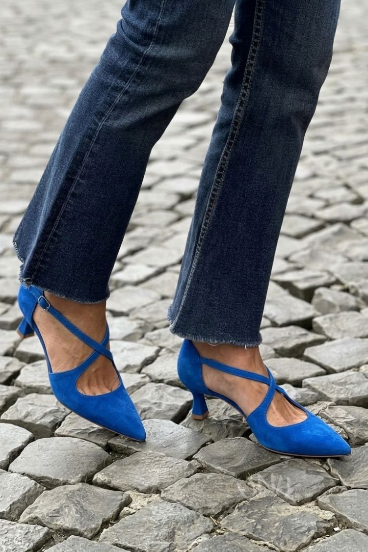 Kaki Pumps mit niedrigem Absatz, spitzem Vorderteil, einfarbiger Schnalle und gekreuzten Riemen