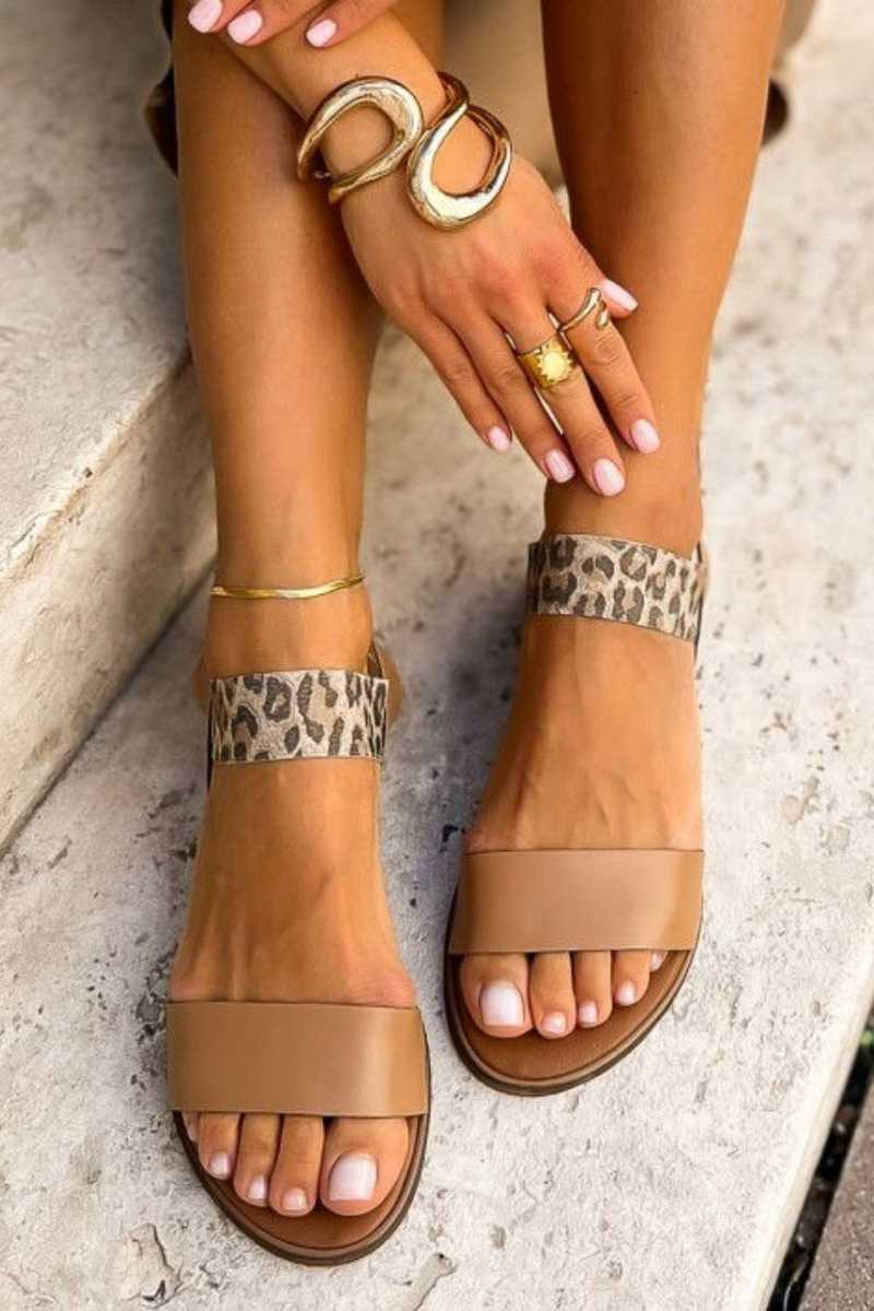 Leopardenmuster-Sandalen mit niedrigem Absatz aus Kunstleder und elastischem Riemen