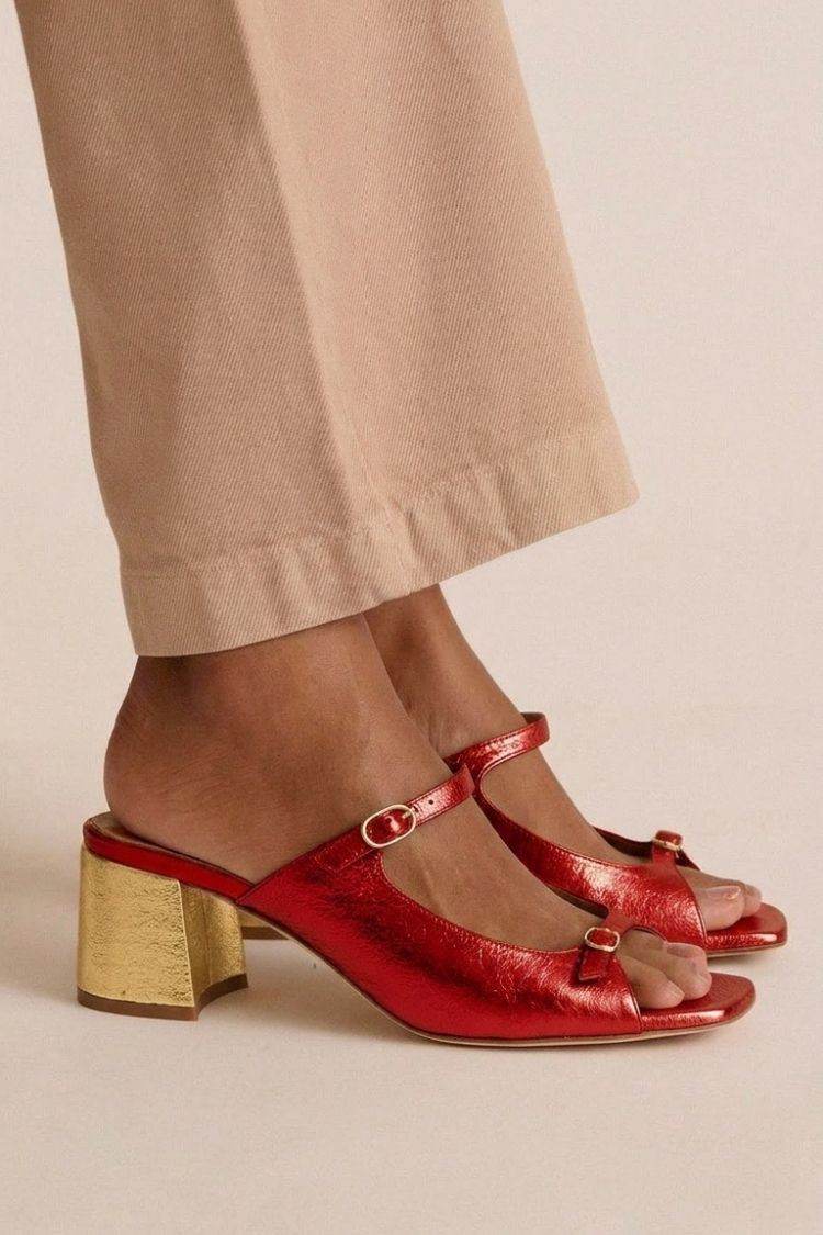Goldene Slingback-Pumps mit Blockabsatz und Cut-Outs