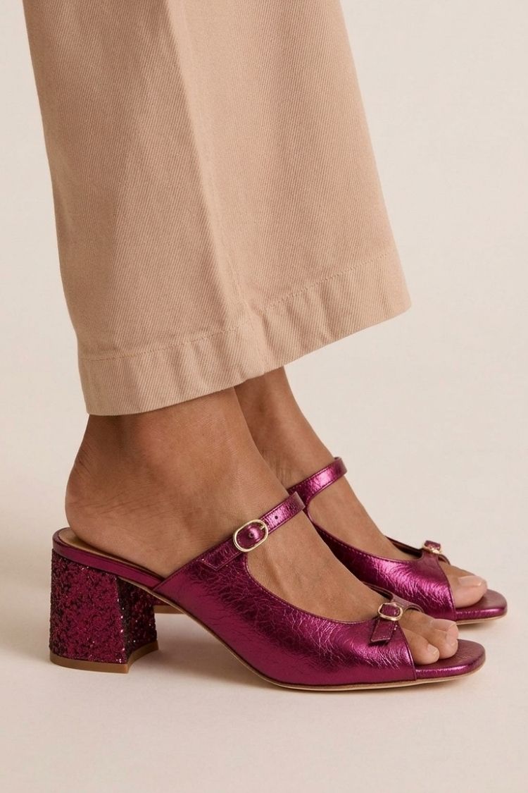 Goldene Slingback-Pumps mit Blockabsatz und Cut-Outs