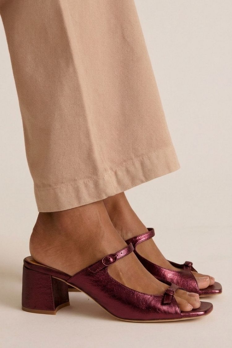 Goldene Slingback-Pumps mit Blockabsatz und Cut-Outs